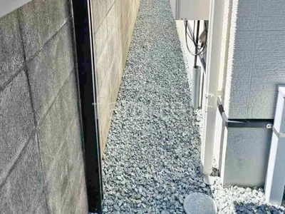 犬走り 防犯砂利敷き バラス砕石 防草シート加工