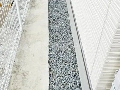 犬走り 防犯砂利敷き バラス砕石 防草シート加工