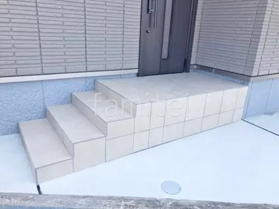 玄関アプローチ階段 床タイル貼り ダントー エタニティ