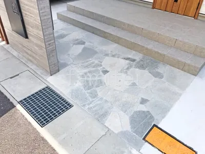 玄関アプローチ 床石貼り 乱形石 石英岩