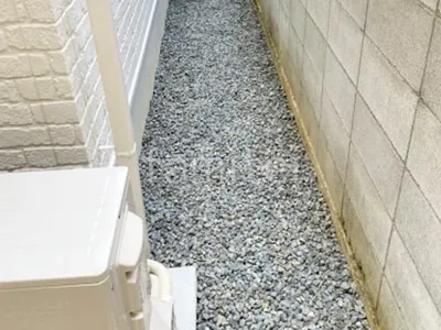 犬走り 防犯砂利敷き バラス砕石 防草シート加工