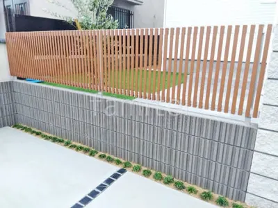 ブロック塀 （化粧ブロック） ユニソン アルタ  アルミ形材 フェンス YKKAP 木製調 ルシアスH08型 たてストライプ 木調・ラティス