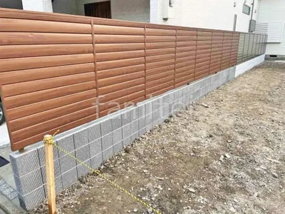 ブロック塀 （化粧ブロック） 東洋工業 トーヨーイース ワン  アルミ形材 フェンス LIXIL 木製調AA YL1型 横ルーバー 目隠し 木調・ラティス