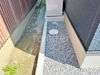 犬走り 防犯砂利敷き バラス砕石 防草シート加工