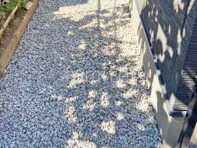 犬走り 防犯砂利敷き バラス砕石 防草シート加工