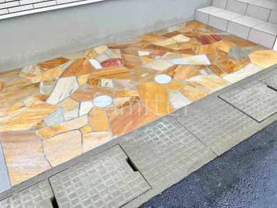 玄関アプローチ 床石貼り 乱形石 石英岩