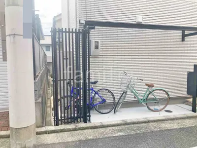 柱なしテラス屋根 （雨除け1階用） YKKAP ソラリアF フラット屋根 スタンダード 壁付 アルミ形材 フェンス YKKAP ルシアス スクリーンS02型 スクリーン・格子
