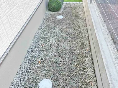 犬走り 防犯砂利敷き バラス砕石 防草シート加工