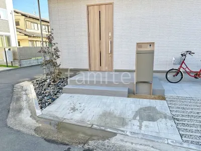玄関アプローチ 床平板敷き ユニソン リビオ