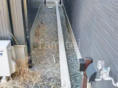 犬走り 防犯砂利敷き バラス砕石 防草シート加工