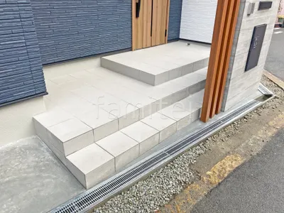 玄関アプローチ階段 床タイル貼り
