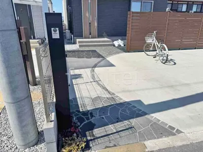 玄関アプローチ 床石貼り 乱形石 石英岩