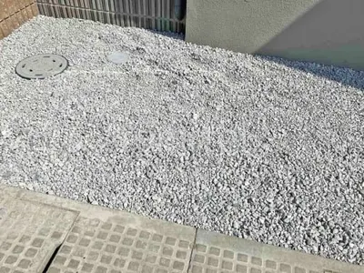 犬走り 防犯砂利敷き バラス砕石 防草シート加工