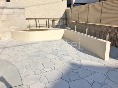 玄関アプローチ 床石貼り 乱形石 石英岩