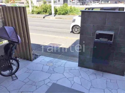 玄関アプローチ 床石貼り 乱形石 石英岩