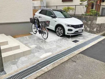 玄関アプローチ 床石貼り 乱形石 石英岩