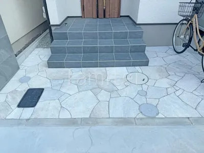 玄関アプローチ 床石貼り 乱形石 石英岩