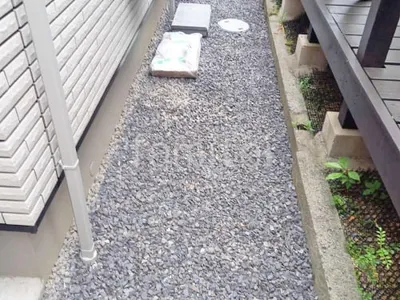 犬走り 防犯砂利敷き バラス砕石 防草シート加工