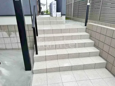 玄関アプローチ階段 床タイル貼り LIXIL グレイスランド