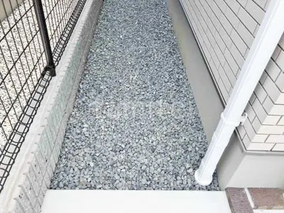 犬走り 防犯砂利敷き バラス砕石 防草シート加工