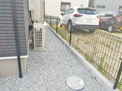犬走り 防犯砂利敷き バラス砕石 防草シート加工