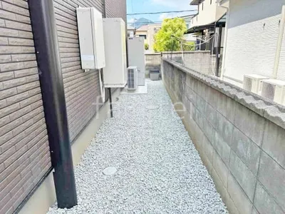 犬走り 防犯砂利敷き バラス砕石 防草シート加工