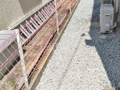 犬走り 防犯砂利敷き バラス砕石 防草シート加工