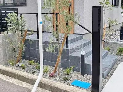 玄関アプローチ階段 床タイル貼り LIXIL パセオ 手すり 三協アルミ ジーエムライン