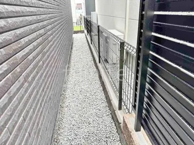 犬走り 防犯砂利敷き バラス砕石 防草シート加工