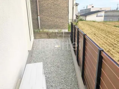 犬走り 防犯砂利敷き バラス砕石 防草シート加工