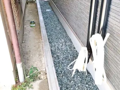 犬走り 防犯砂利敷き バラス砕石 防草シート加工