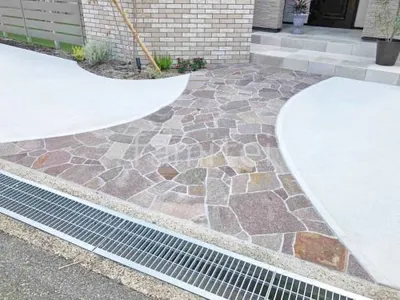 玄関アプローチ 床石貼り 乱形石 石英岩