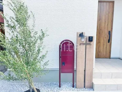 コンクリート製枕木(擬木)門柱 東洋工業 ヴィンテージウッドスリーパーラフト 宅配ボックス セキスイデザインワークス ボビカーゴ シンボルツリー オリーブ 常緑樹 植栽