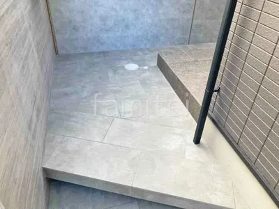 玄関アプローチ 浮遊階段(蹴込み階段) 床タイル貼り タカショー セラレバンテ