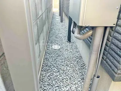 犬走り 防犯砂利敷き バラス砕石 防草シート加工