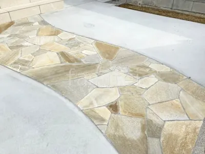 玄関アプローチ 床石貼り 乱形石 石英岩