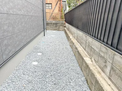 犬走り 防犯砂利敷き バラス砕石 防草シート加工