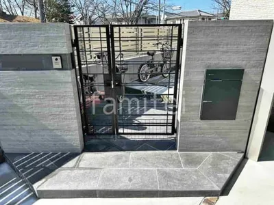 門柱 壁タイル貼り タカショー 木製調セラ ウォール RC杉板 宅配ボックス ユニソン ヴィコDB100 門扉 YKKAP シャローネSB01型 親子両開き