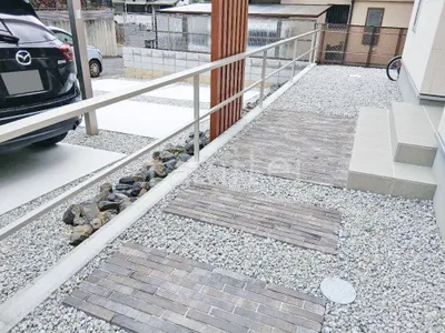 玄関アプローチ 床平板敷き ユニソン フラミア