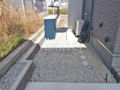 犬走り 防犯砂利敷き バラス砕石 防草シート加工