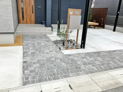 玄関アプローチ 床平板敷き カッシア