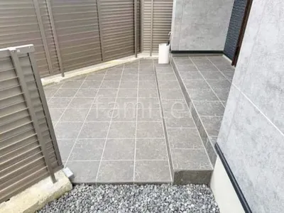 玄関アプローチ 床タイル貼り LIXIL グレイスランド