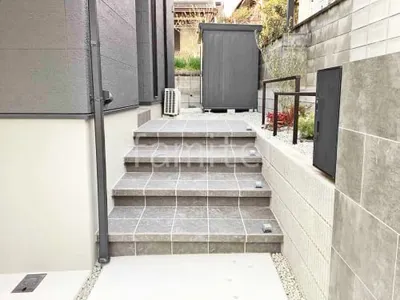 玄関アプローチ 浮遊階段(蹴込み階段) 床タイル張り LIXIL グレイスランド