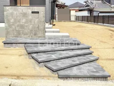 玄関アプローチ 浮遊階段(蹴込み階段) 床平板敷き ユニソン ミュゼオF