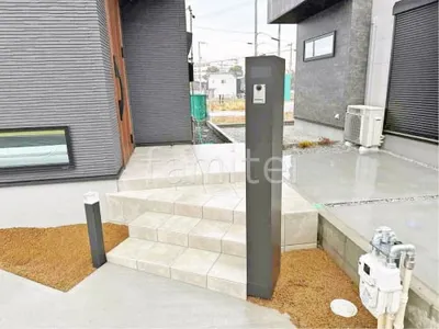 機能門柱 LIXIL FT 宅配ボックス付き 玄関アプローチ階段 床タイル貼り パセオ