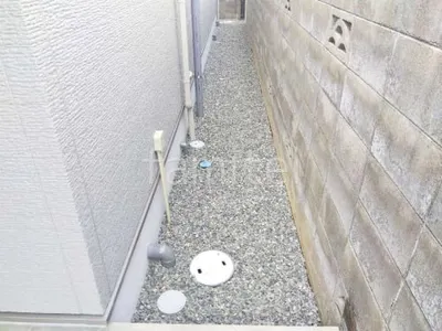 犬走り 防犯砂利敷き バラス砕石 防草シート加工