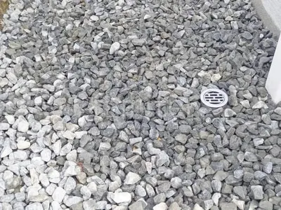 犬走り 防犯砂利敷き バラス砕石 防草シート加工