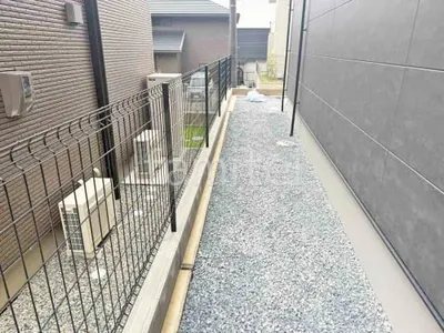 犬走り 防犯砂利敷き バラス砕石 防草シート加工