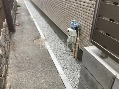 犬走り 防犯砂利敷き バラス砕石 防草シート加工