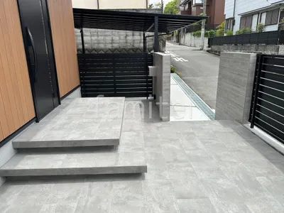 玄関アプローチ 浮遊階段(蹴込み階段) 床タイル張り タカショー セラレバンテ